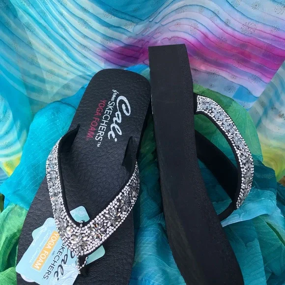 Skechers W’s 9 Arch Support, Low Wedge (1.5”) Heel with Crystal Daisy Accents - Picture 5 of 7